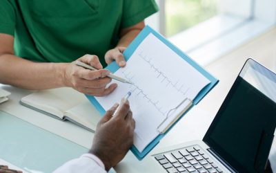 Ból pod lewą piersią – nerwoból, serce czy stres? Przyczyny i objawy